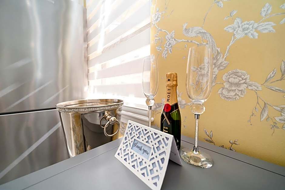 Renovated studio in the heart of Palm Beach - free parking, security box