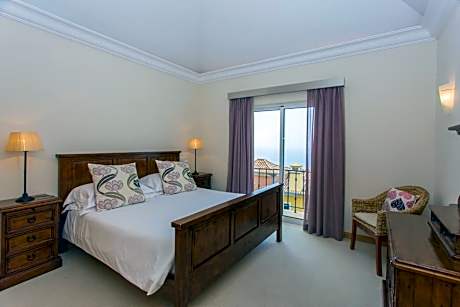 One-Bedroom Apartment with Sea View