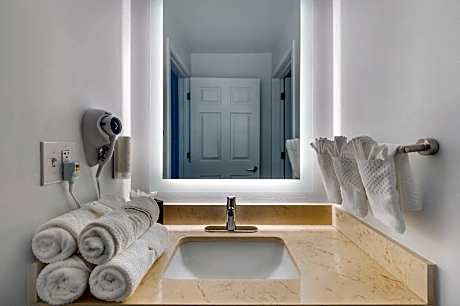 2 Queen Beds 1 Double Bed Suite Nonsmoking