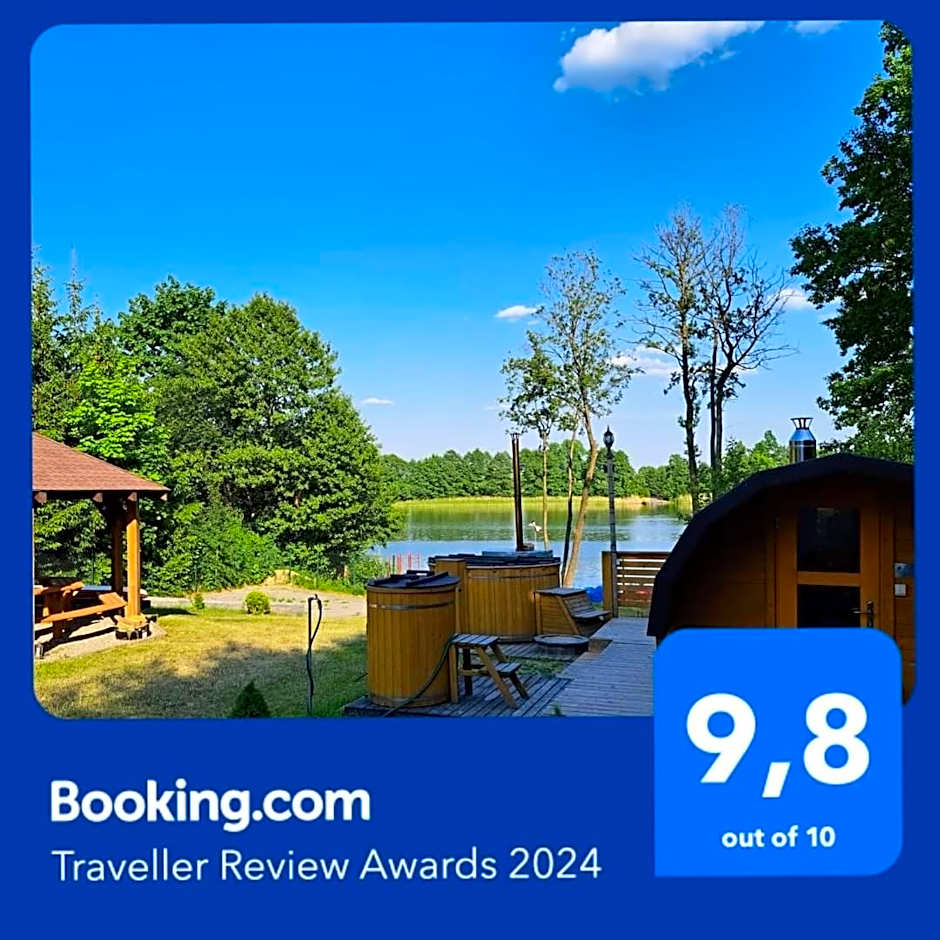 Domki Borowiackie nad brzegiem jeziora