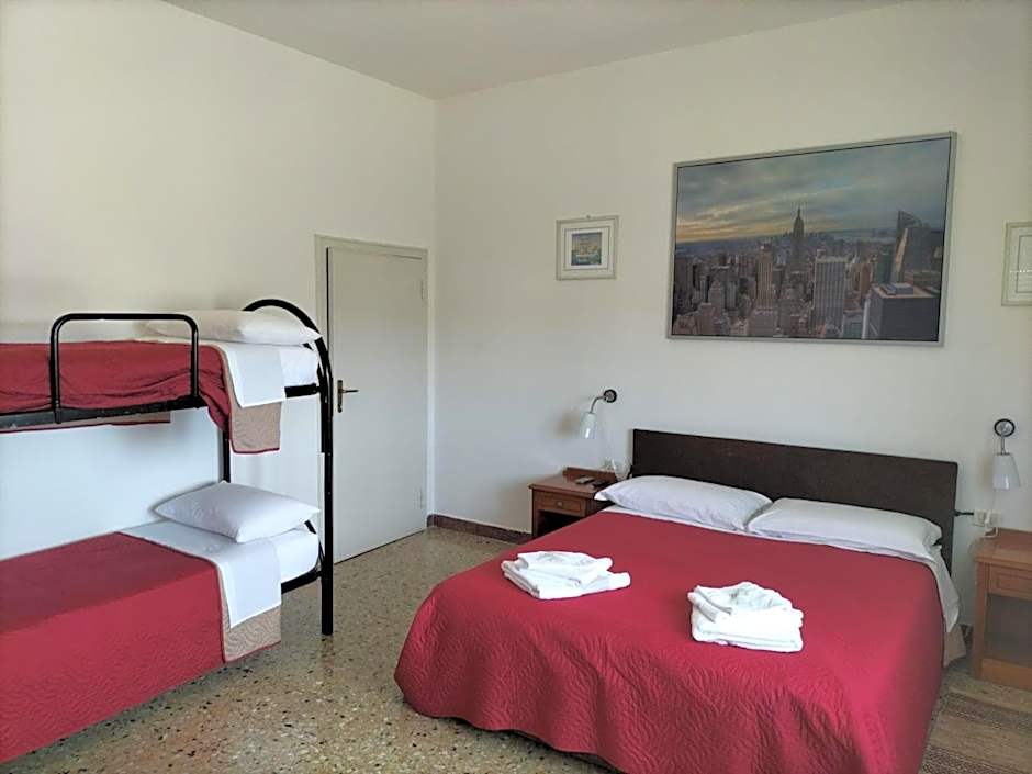 Foto 1 von 3 von Triple Room with Shared Bathroom
