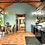 Gunnadoo Holiday Hut with Ocean Views and Jacuzzi