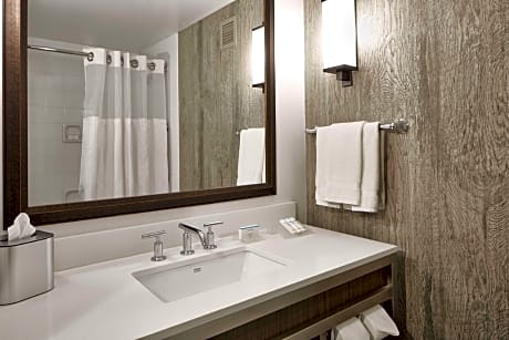 2 Doubles Premium W/In-Room Drinks-Snacks