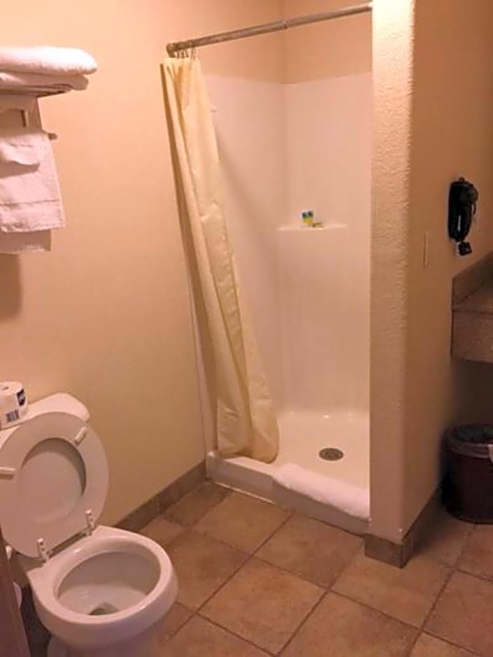 Price Pointe Inn