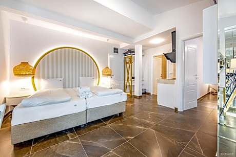 One-Bedroom Apartment with Lake View