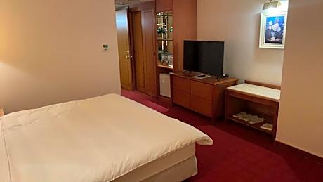 Deluxe Queen Suite