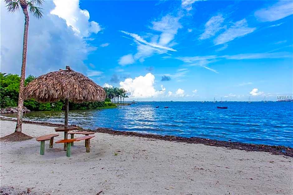 Walk to the Sand, Pool & Hot Tub Waterfront Oasis