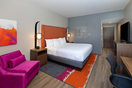 1 King Bed Non-Smoking