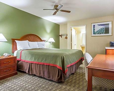 King Room with Roll-In Shower - Accessible/Non-Smoking