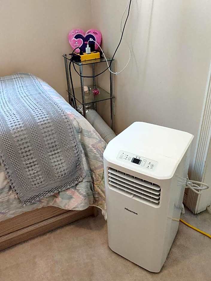 Helen's House / Close to Skytrain and Airport