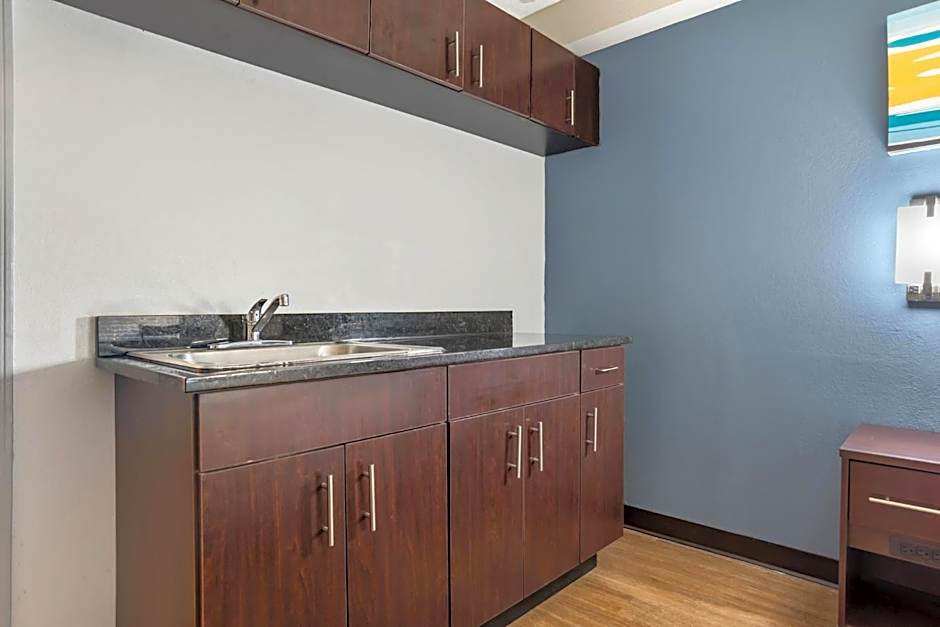 HomeTowne Studios by Red Roof Montgomery - Midtown