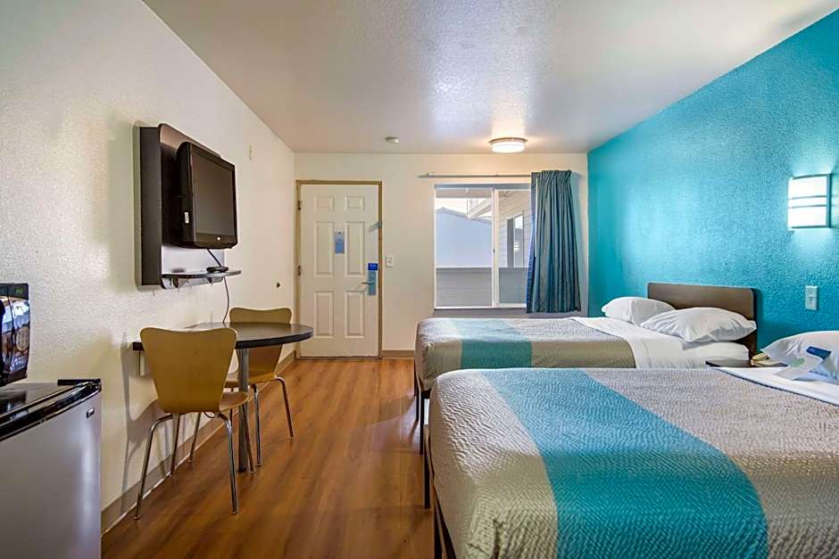 Motel 6 Portland Mall - 205