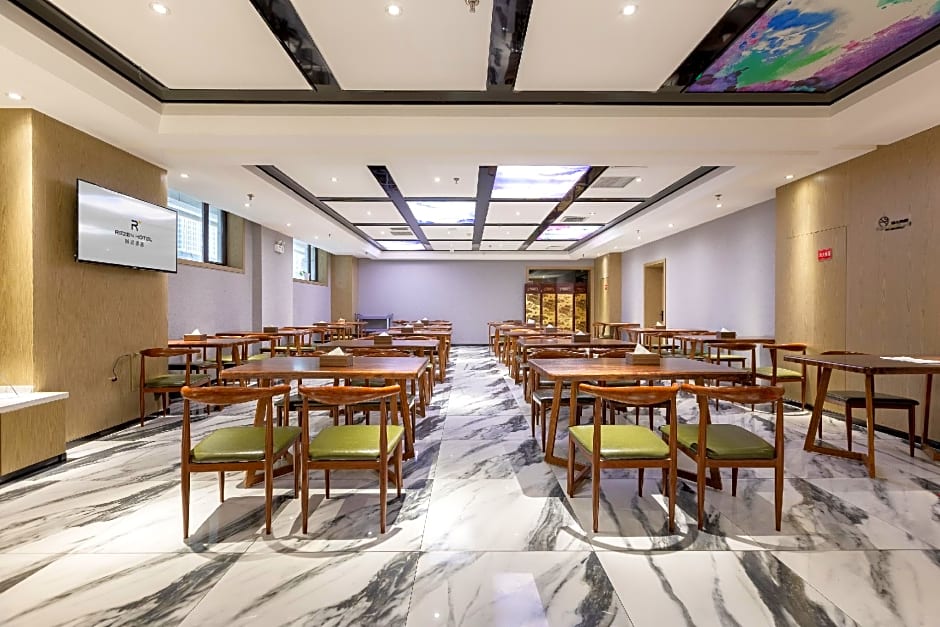 Rezen Hotel Urumqi High-speed Railway Station