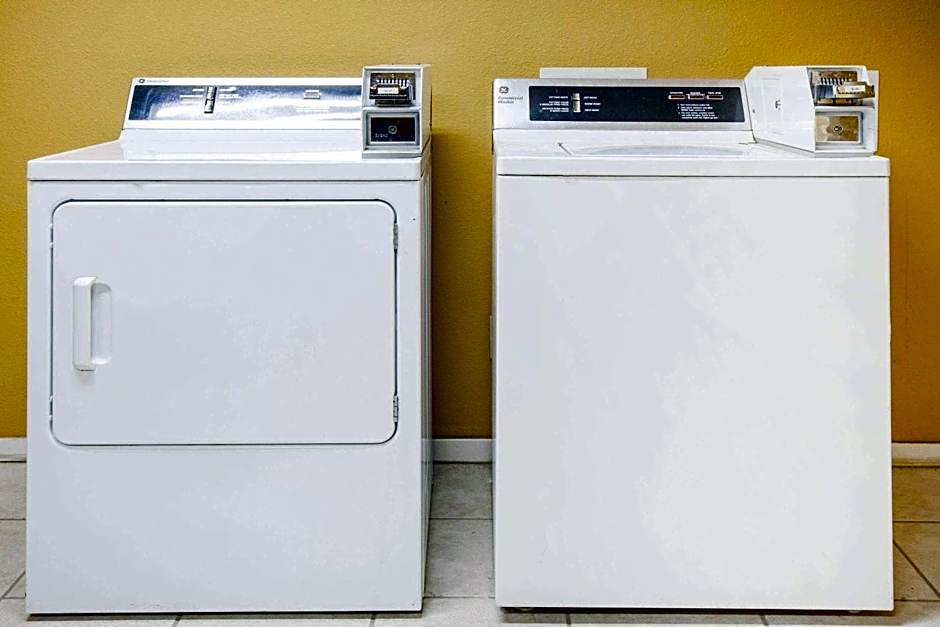 Super 8 by Wyndham White Hall