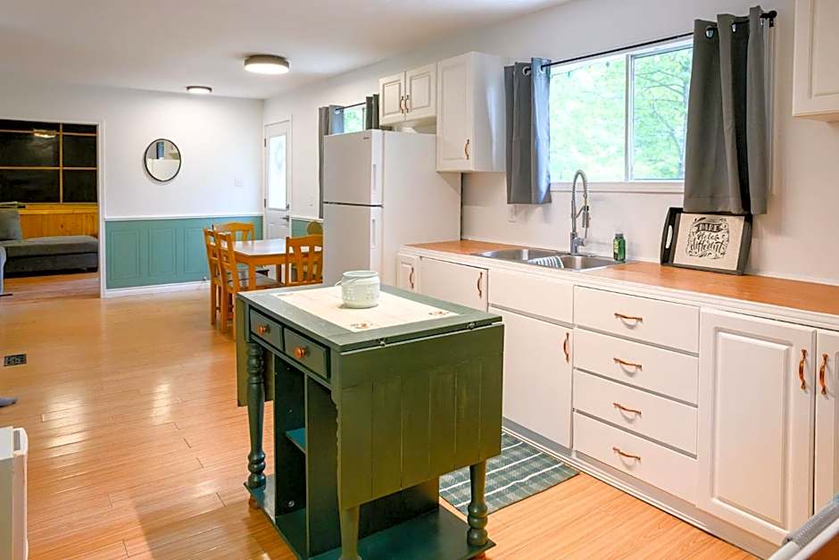 Cozy Cabin in the Forest w BBQ Firepit and More