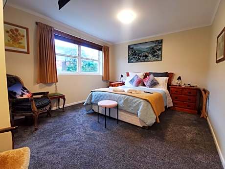 Queen Room with garden view