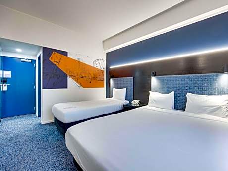 Standard room with 1 king bed and 1 single bed
