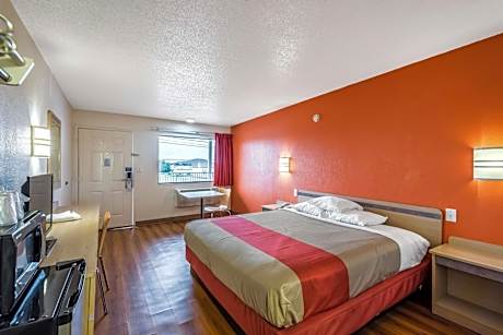 Queen Room - Disability Access - Non-Smoking