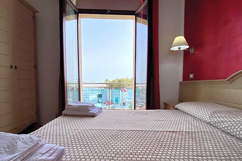 B&B Marina Sleep And Ship