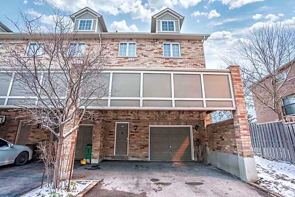Stylish 4BR Home 20 Mins from YYZ