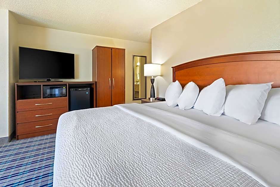 AmericInn by Wyndham Dickinson