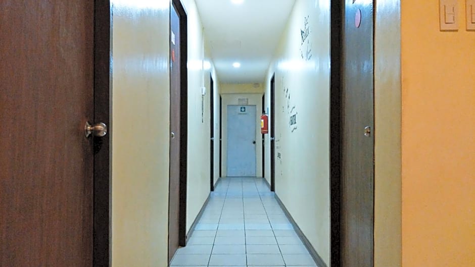 RedDoorz Near Baclay Drive Super Metro