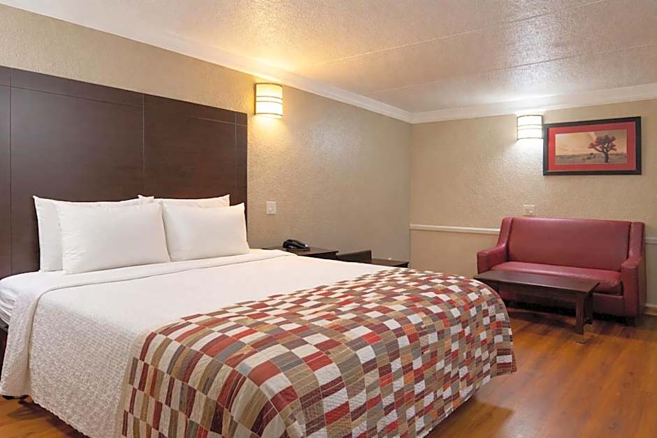 Red Roof Inn & Suites Houston - Hobby Airport