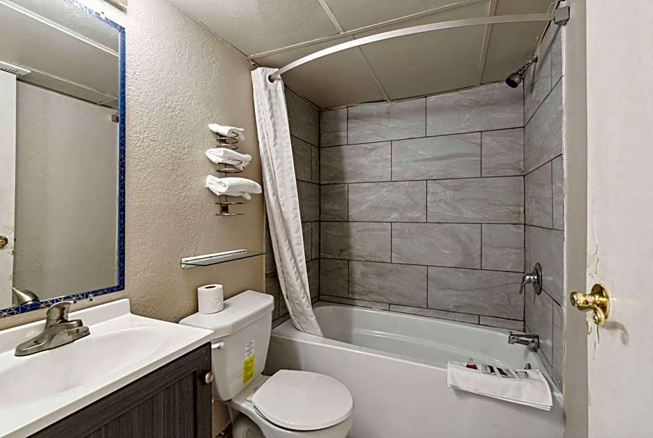 Super 8 by Wyndham Millbury/Toledo