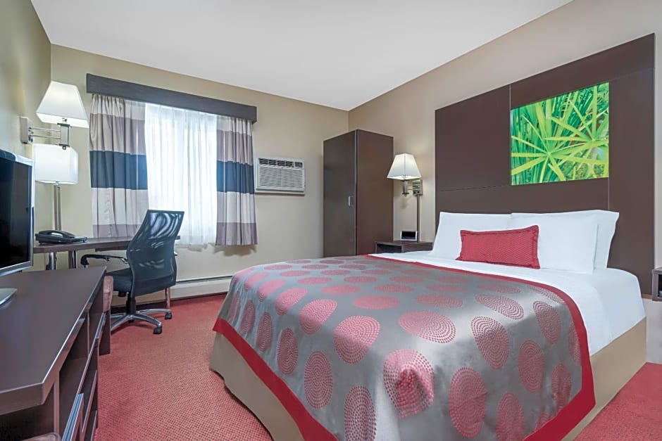 Ramada by Wyndham Minneapolis Golden Valley