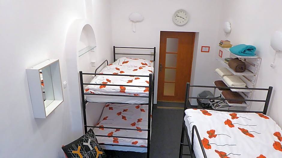 FlyFly Hostel , darmowy parking , rezerwuj przez urządzenia mobilne -10 procent