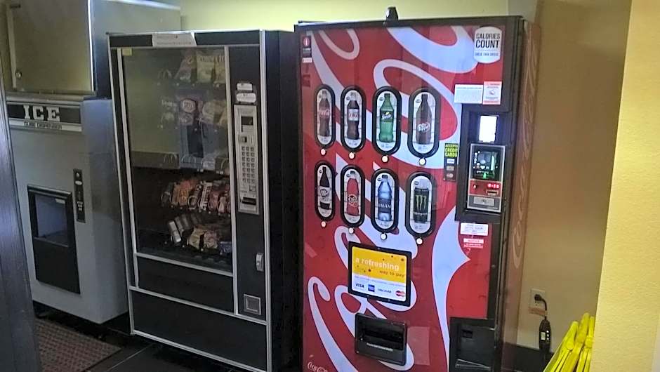 Days Inn & Suites by Wyndham Hutchinson