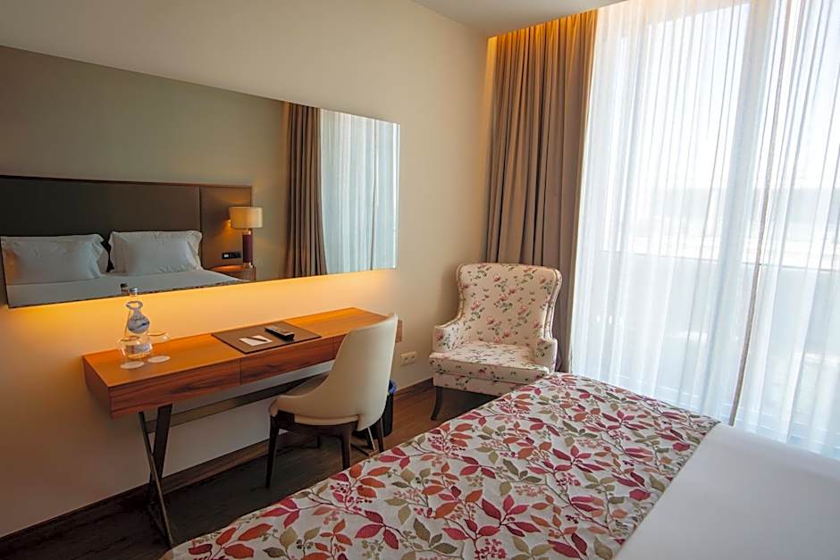 Curio Collection by Hilton Boeira Garden Hotel Porto, Portug