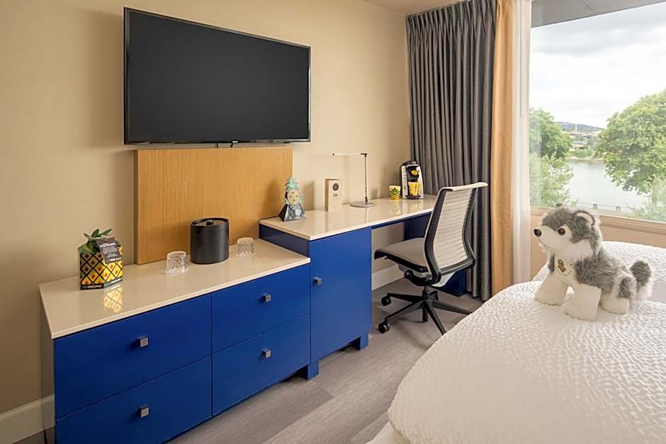 Photo 1 of 7 of 1 Queen Bed, Waterfront