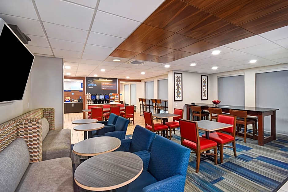 Holiday Inn Express & Suites Allentown-Dorney Park Area By IHG