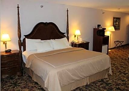 Crown Choice Inn & Suites Lakeview and Waterpark