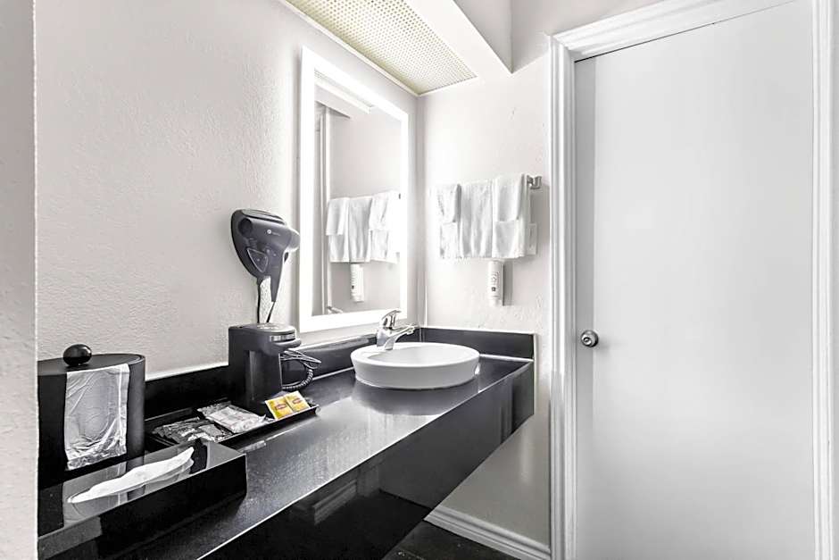 Quality Inn & Suites Port Lavaca near Lighthouse Beach