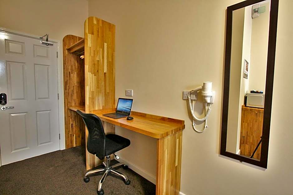 Central Hotel Gloucester by RoomsBooked