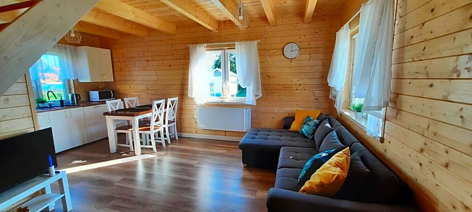 Szary domek nad jeziorem