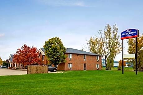 Howard Johnson by Wyndham Waterloo/Cedar Falls