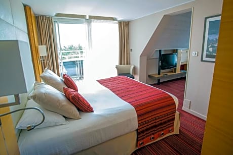 Family Room  with Sea or Swimming Pool View