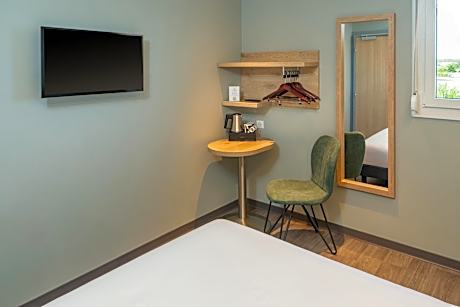 1 Queen Bed Non-Smoking Standard Room Courtesy Tray