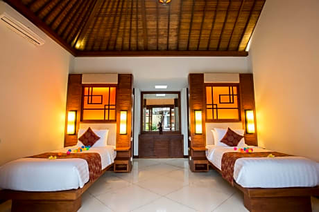 Four-Bedroom Villa with Private Pool and Airport Pick-Up and Floating Breakfast