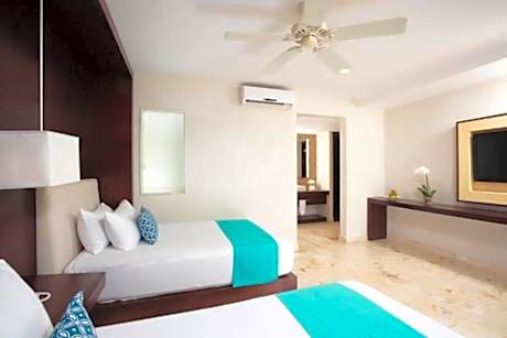 Deluxe Queen Room with Two Queen Beds