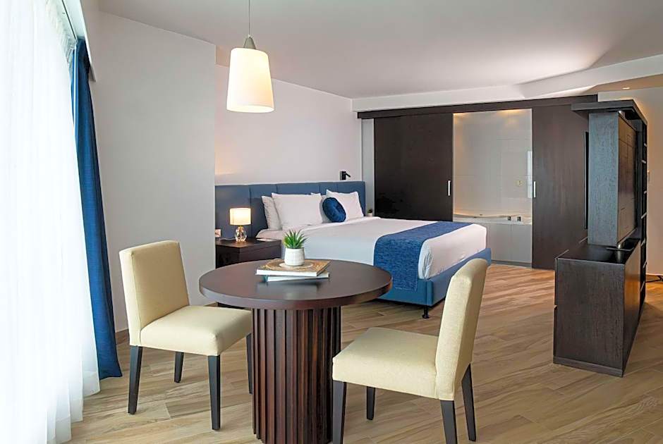 Wyndham Guayaquil, Puerto Santa Ana