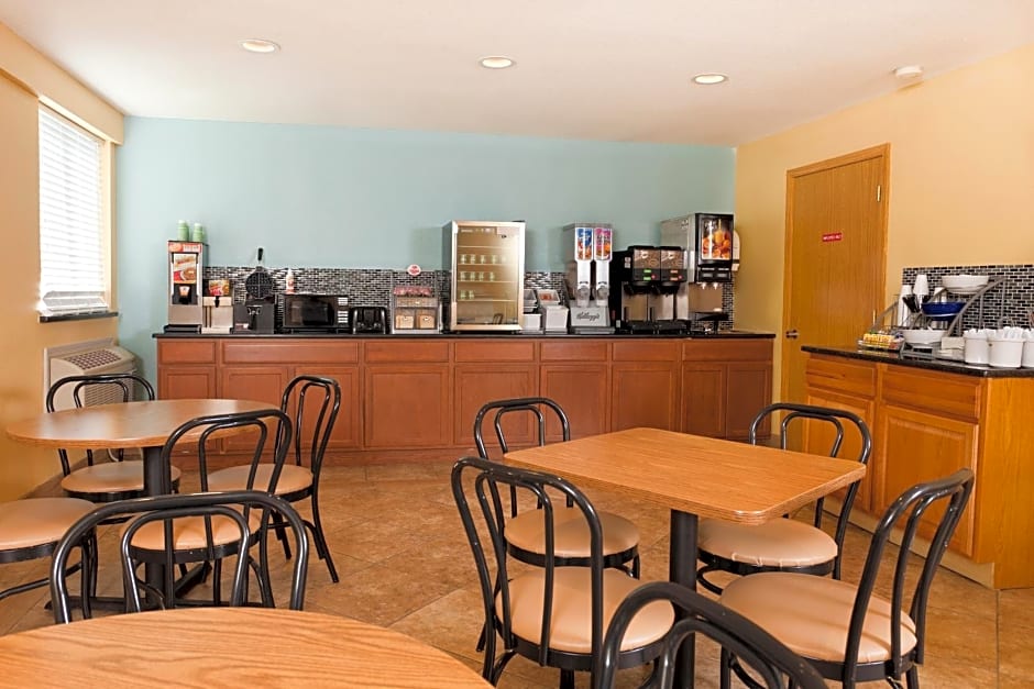 Super 8 by Wyndham Wichita Airport West Kellogg
