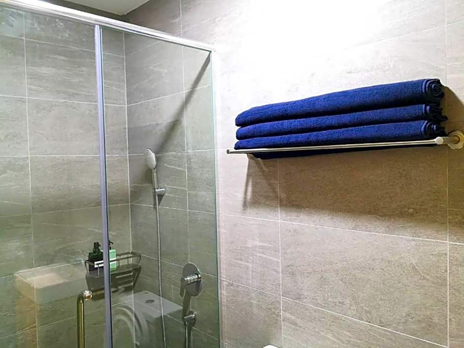 REVO at AURORA PLACE, Pavilion 2, 5 Minutes To AXIATA ARENA BUKIT JALIL FREE WIFI by De Harlequins Guesthouse