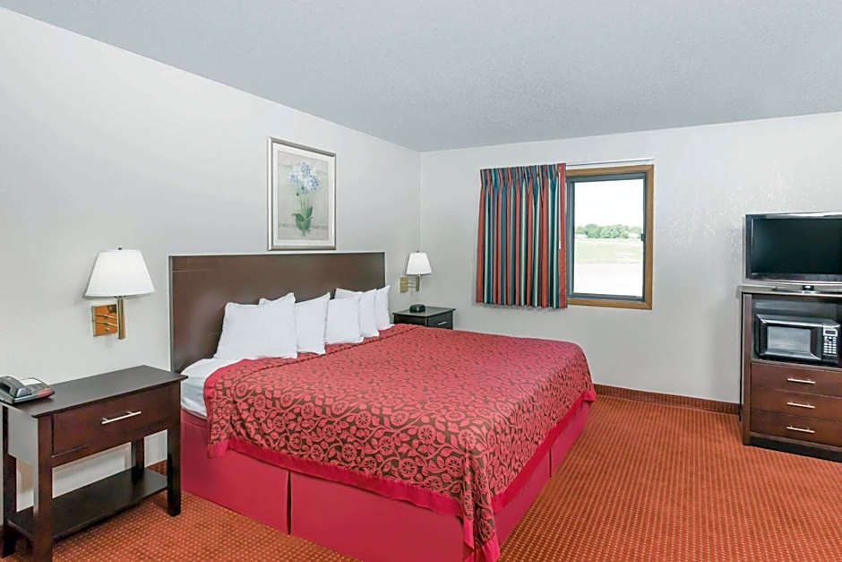Days Inn & Suites by Wyndham Des Moines Airport