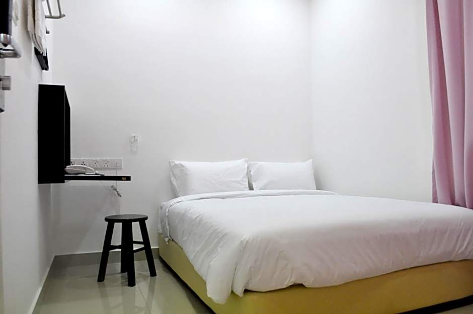 Photo 1 of 6 of Standard 1 Queen Bed