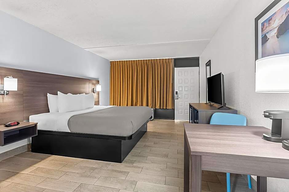 Quality Inn & Suites At Tropicana Field