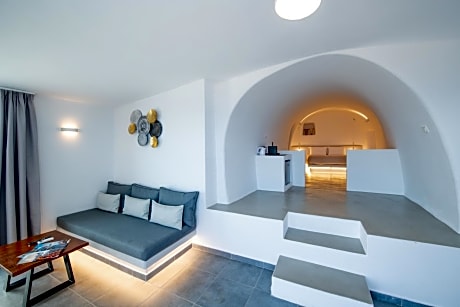Executive Cave Suite with Private Heated Pool & Sea View